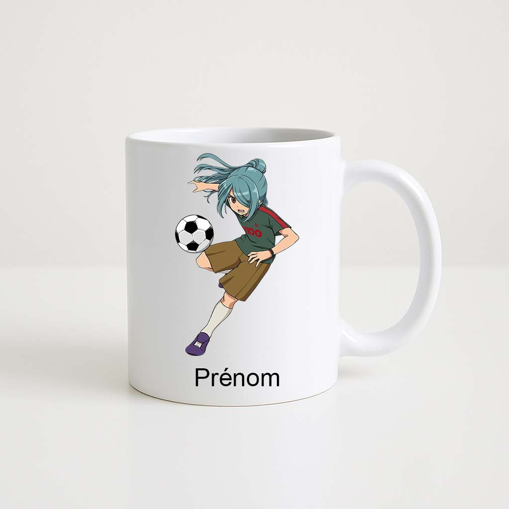 Mug blanc 330 ml Inazuma Eleven avec joueur de football aux cheveux bleus et espace prénom personnalisable.
