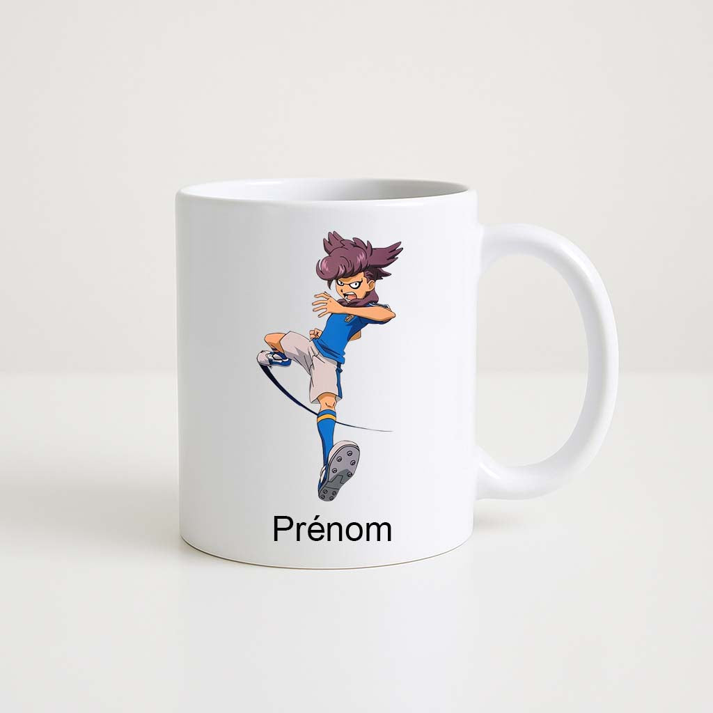 Mug blanc 330 ml Inazuma Eleven avec joueur de football en pleine frappe et espace prénom personnalisable.