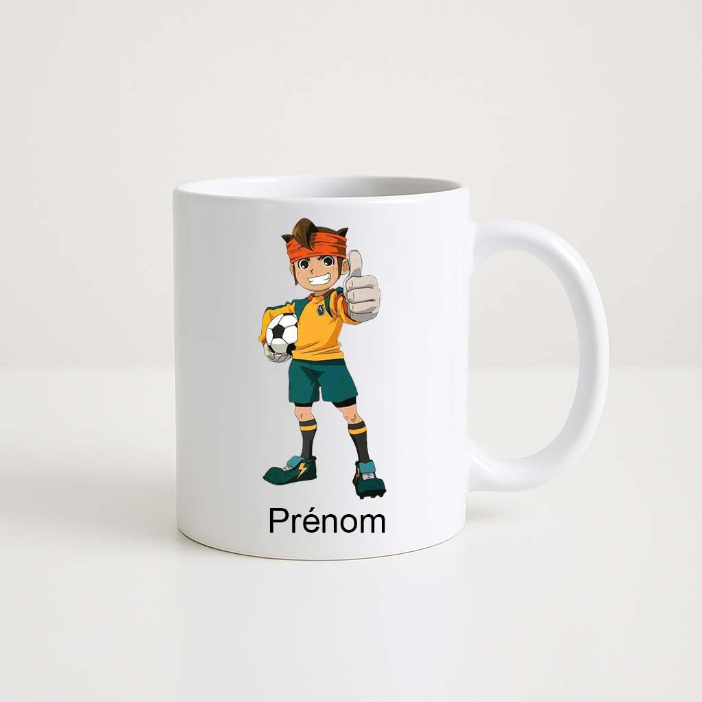 Mug blanc 330 ml Inazuma Eleven avec joueur de football tenant un ballon et espace prénom personnalisable.