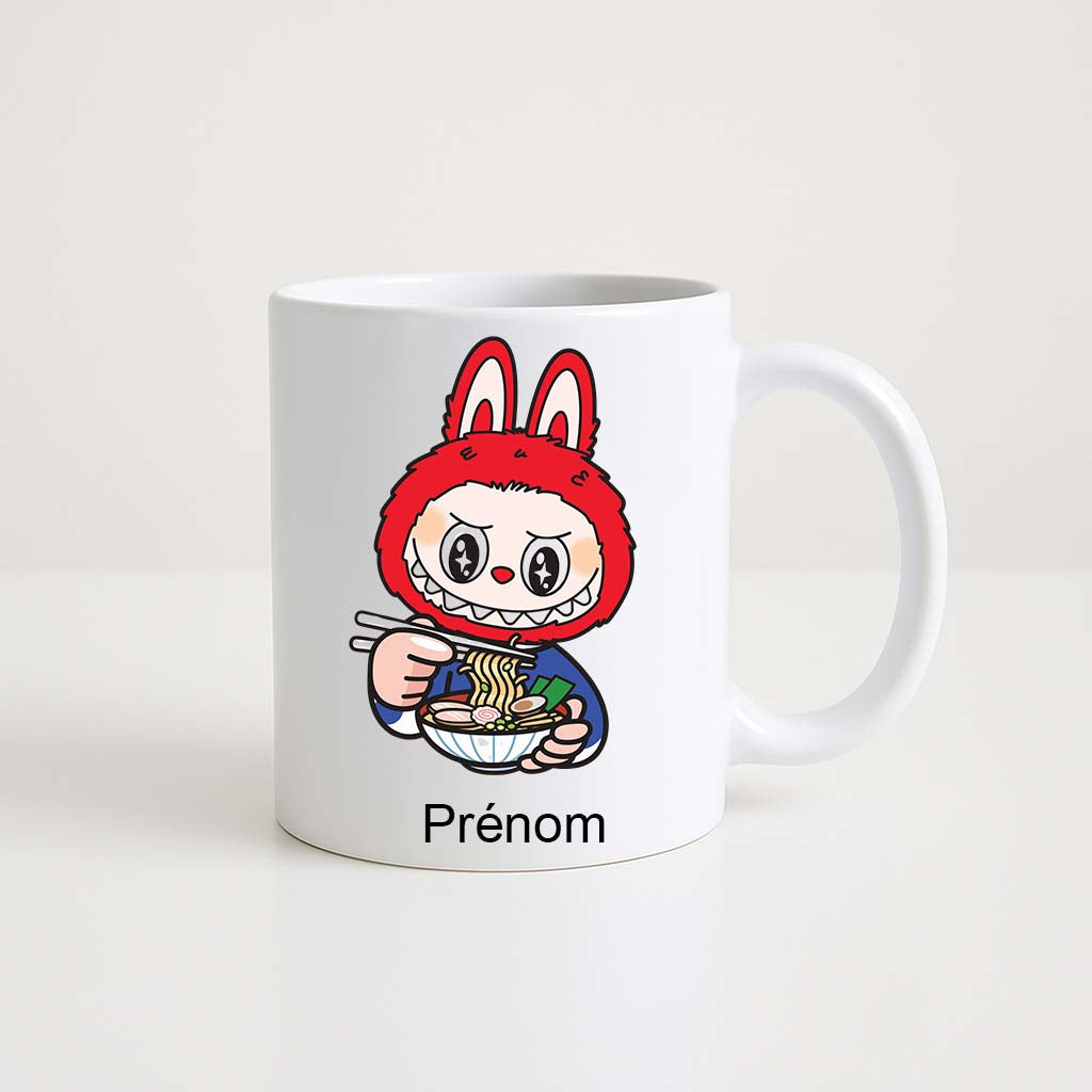 Mug blanc 330 ml Labubu avec personnage en capuche rouge mangeant des ramen et espace prénom personnalisable.