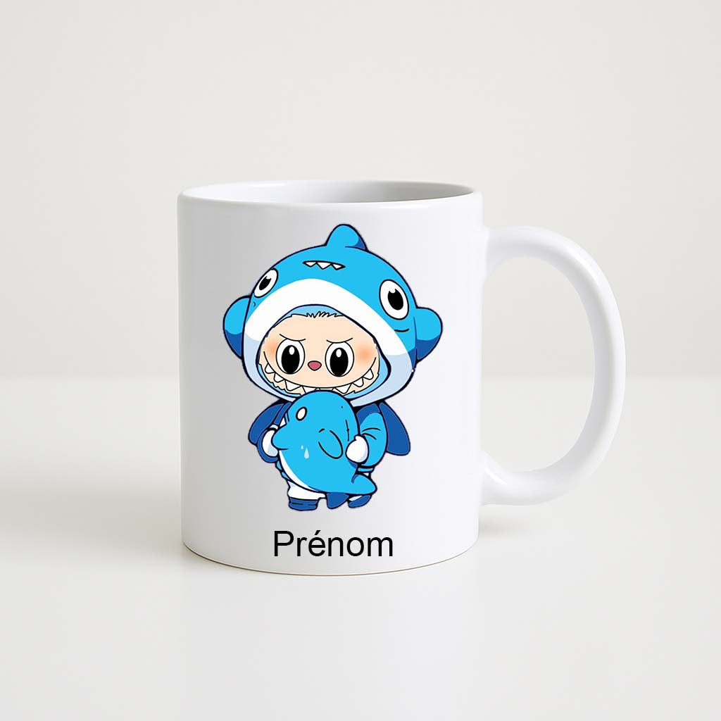 Mug blanc 330 ml Labubu en costume de requin bleu et espace prénom personnalisable.
