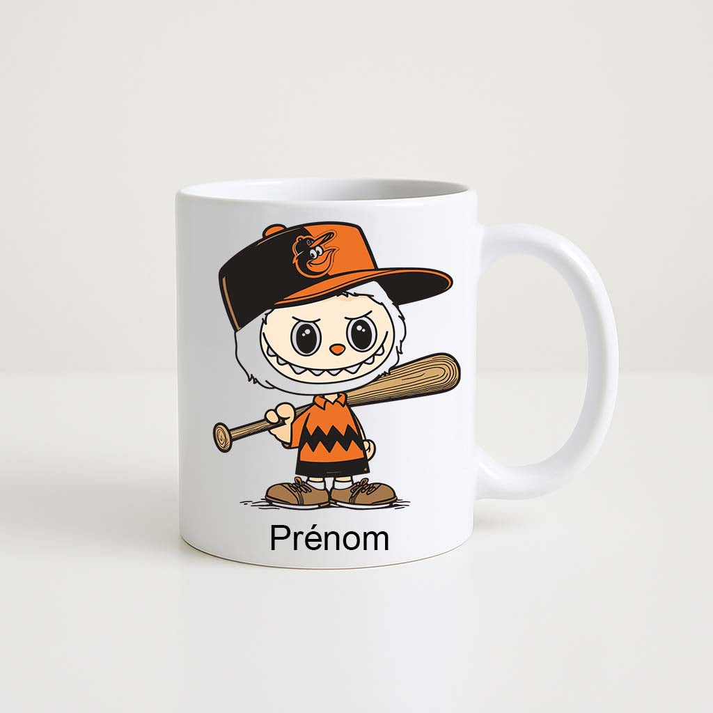 Mug blanc 330 ml Labubu en tenue de baseball avec batte et espace prénom personnalisable.