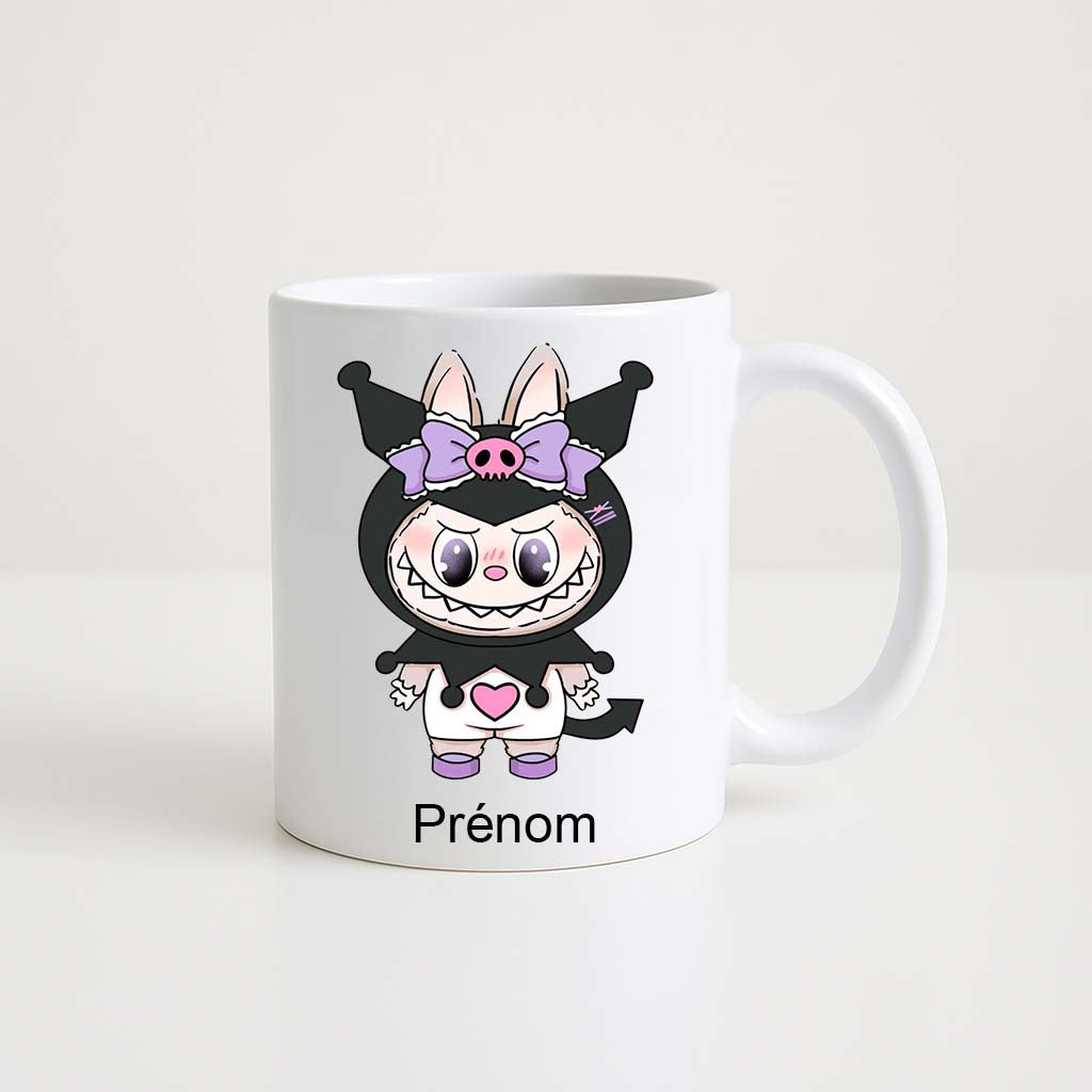 Mug blanc 330 ml Labubu en costume Kuromi noir et violet avec espace prénom personnalisable.