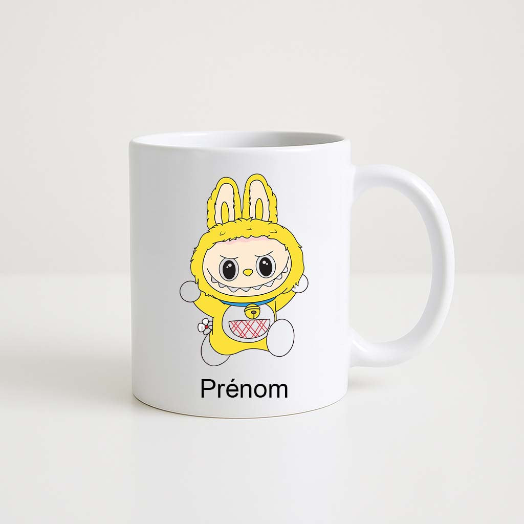 Mug blanc 330 ml Labubu en costume jaune Maneki Neko avec espace prénom personnalisable.