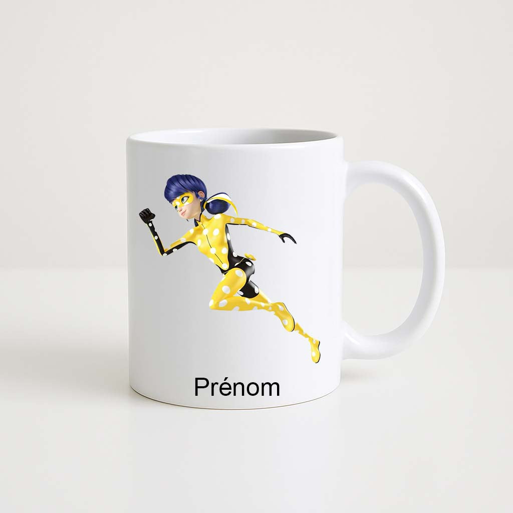 Mug blanc 330 ml Ladybug Miraculous en costume jaune à pois avec espace prénom personnalisable.
