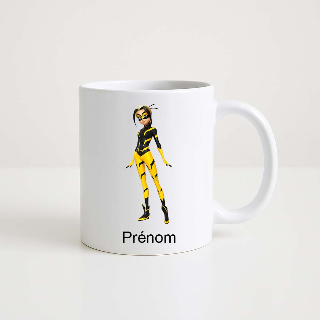 Mug blanc 330 ml Queen Bee Miraculous en costume jaune et noir avec espace prénom personnalisable.