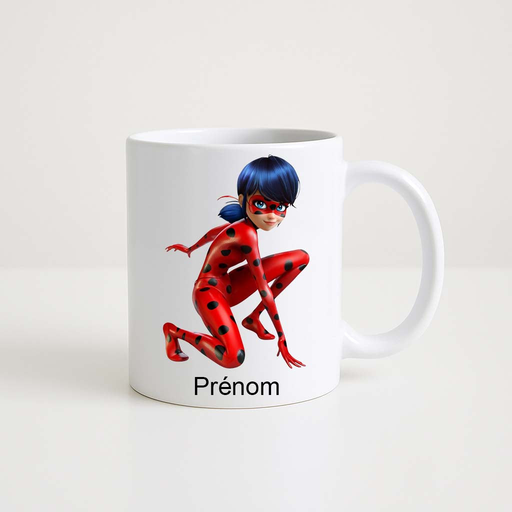 Mug blanc 330 ml Ladybug Miraculous en position accroupie, personnalisable avec un prénom.