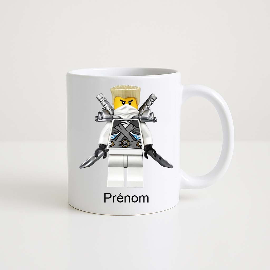 Mug blanc 330 ml avec figurine Lego ninja en tenue blanche et armes, personnalisable avec un prénom.
