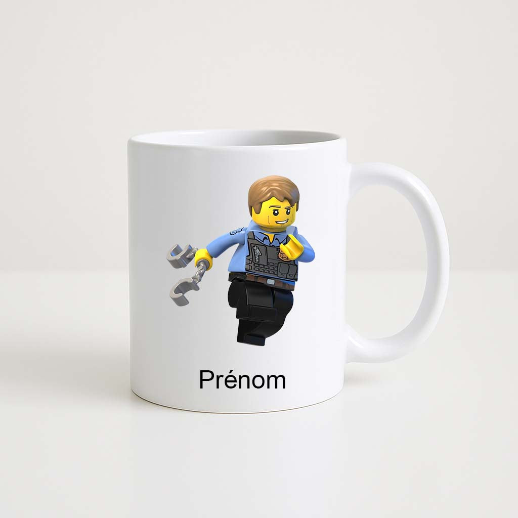 Mug blanc 330 ml avec figurine Lego policier en uniforme bleu courant avec des menottes, personnalisable avec un prénom.