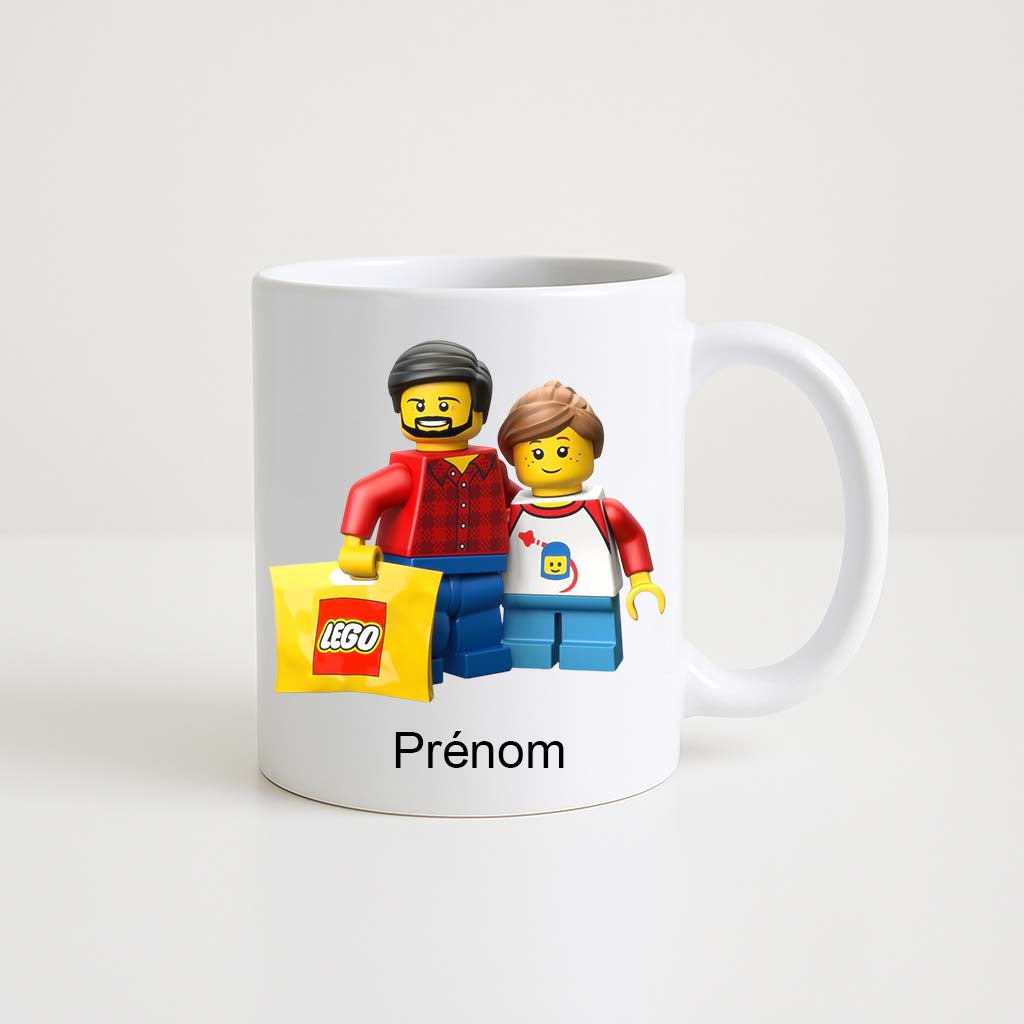 Mug blanc 330 ml avec illustration de figurines Lego père et enfant portant un sac jaune Lego, personnalisable avec un prénom.
