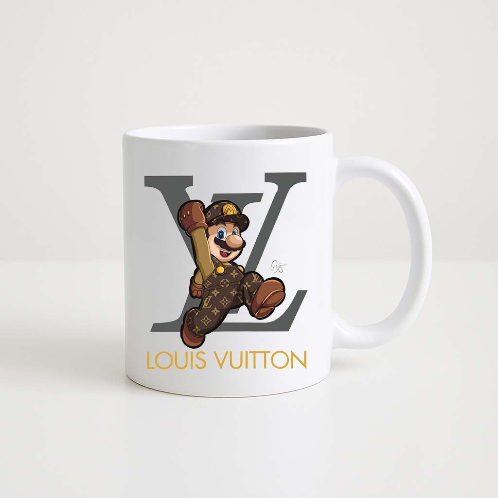 Mug blanc 330 ml avec illustration d’un personnage de jeu vidéo habillé façon Louis Vuitton devant un grand logo LV