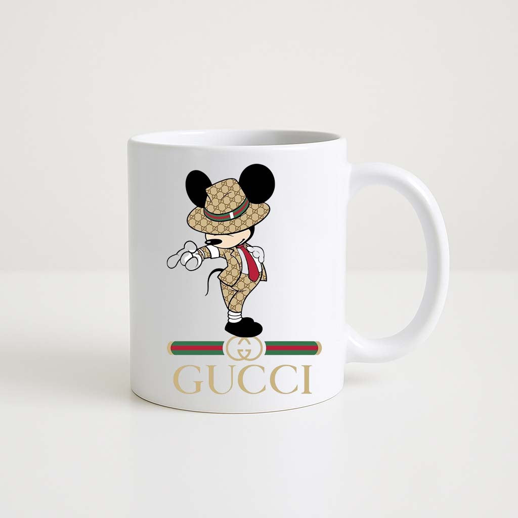 Mug blanc 330 ml avec illustration d’un personnage ressemblant à Mickey Mouse portant un costume imprimé façon Gucci et logo Gucci en dessous