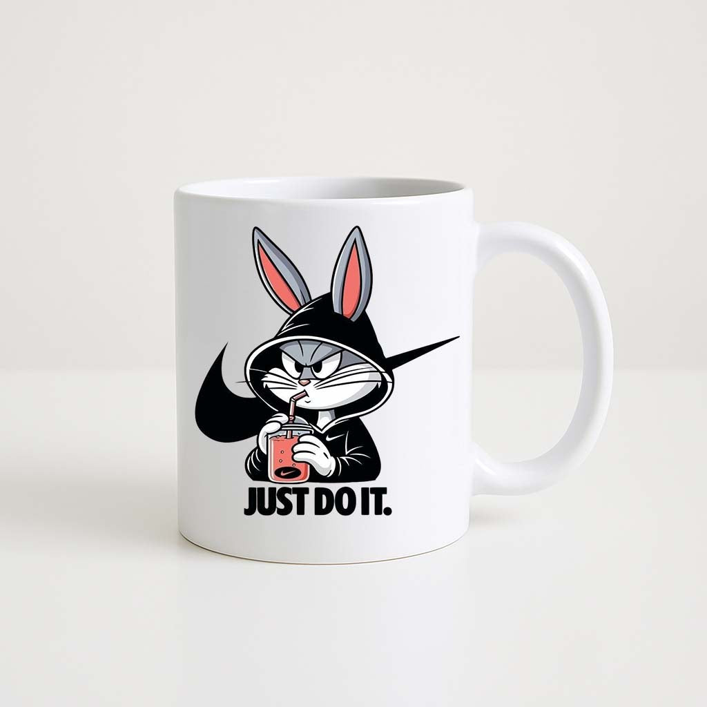 Mug blanc 330 ml avec illustration d’un lapin ressemblant à Bugs Bunny portant un hoodie noir et le slogan Just Do It de Nike