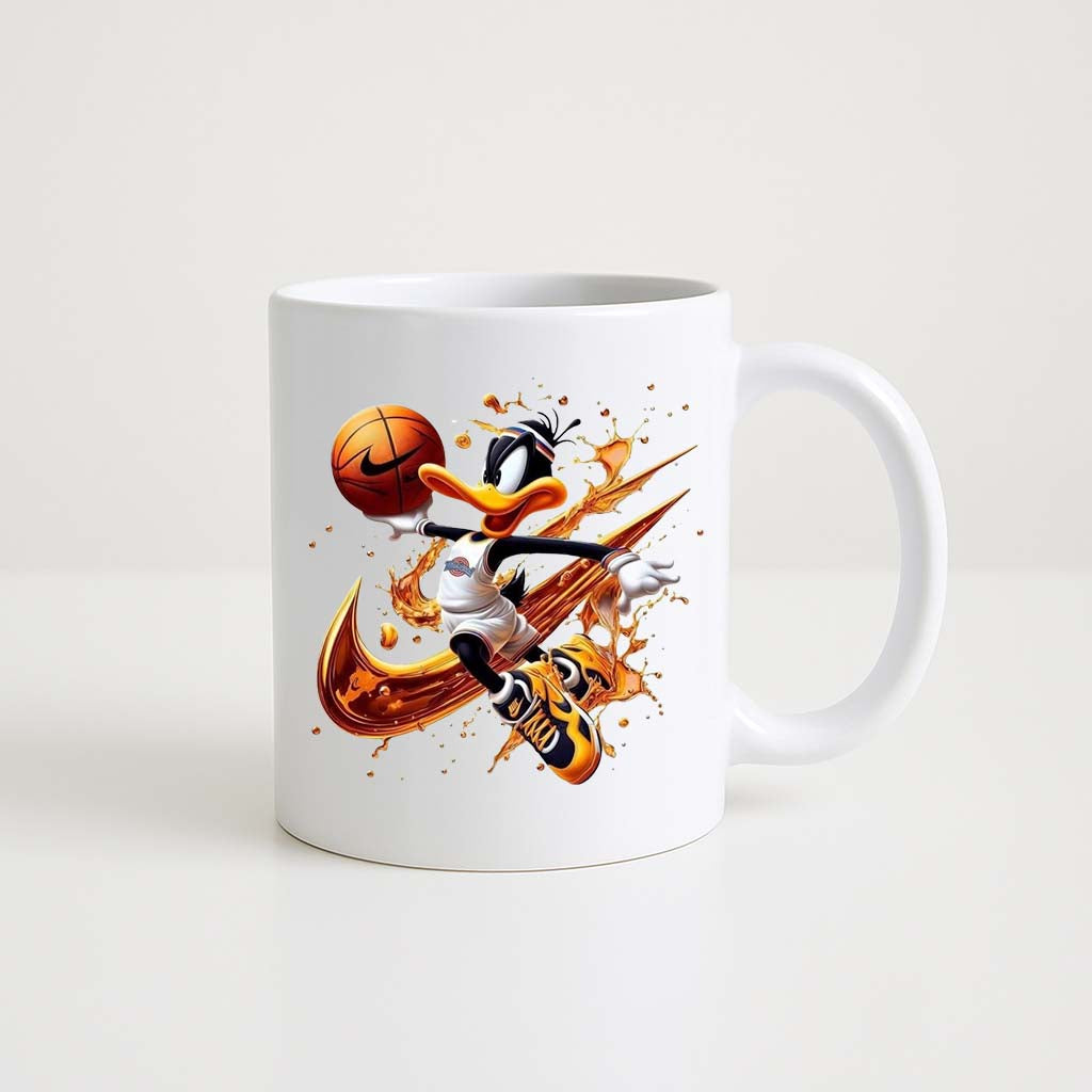 Mug blanc 330 ml avec illustration d’un canard ressemblant à Daffy Duck jouant au basketball devant un logo Nike en éclaboussures orange