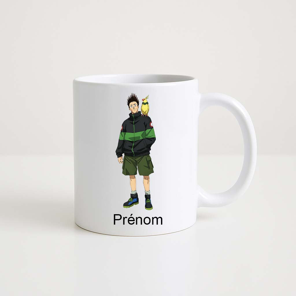 Mug blanc 330 ml avec illustration d’un personnage ressemblant à un garçon de Sakamoto Days portant une veste verte et un oiseau sur l’épaule, espace personnalisable pour prénom