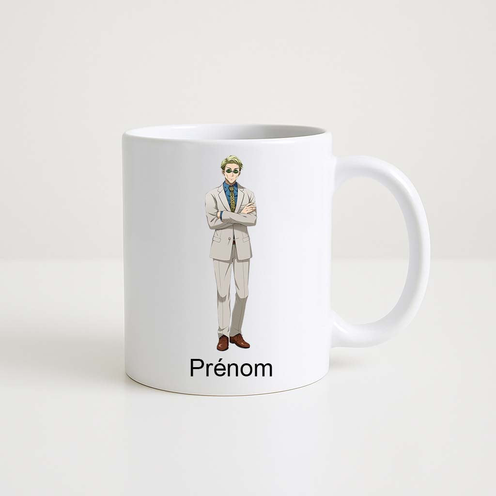 Mug blanc 330 ml avec illustration d’un personnage ressemblant à un homme de Sakamoto Days portant un costume clair et un espace personnalisable pour prénom