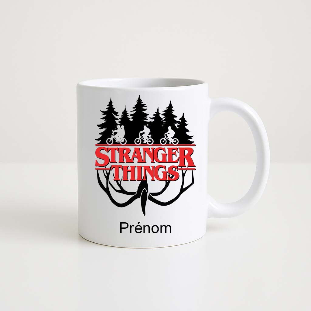 Mug blanc 330 ml avec logo Stranger Things rouge, silhouettes d’enfants à vélo et espace personnalisable pour prénom