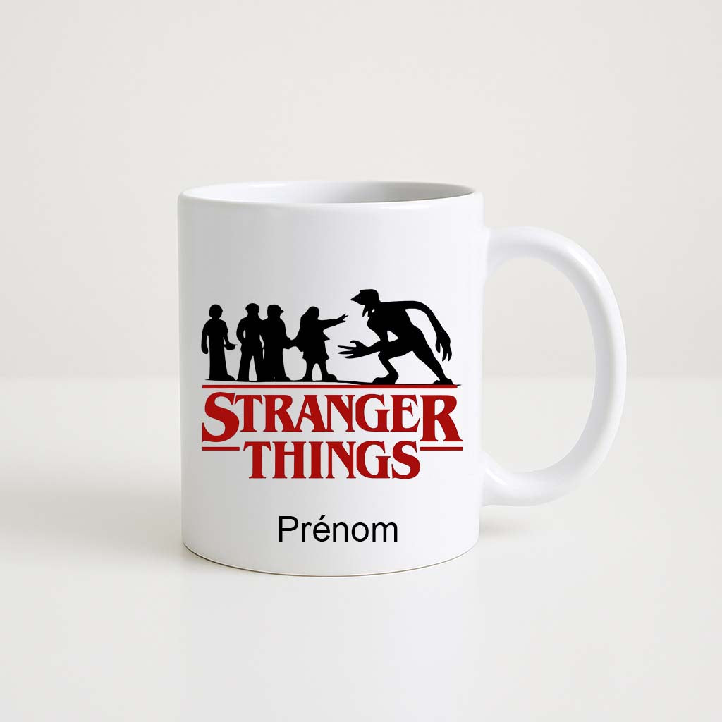Mug blanc 330 ml avec logo Stranger Things rouge, silhouettes de personnages et d’un monstre, et espace personnalisable pour prénom