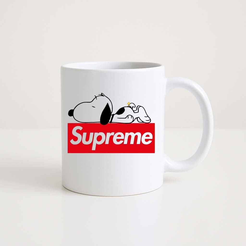 Mug blanc 330 ml avec logo Supreme rouge et illustration d’un chien allongé semblable à Snoopy