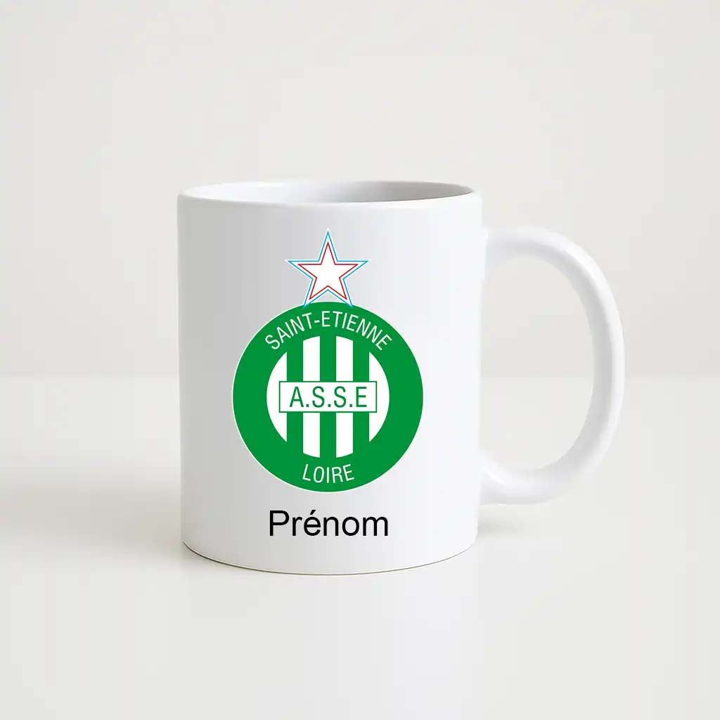Mug blanc de 330 ml avec le logo du club AS Saint-Etienne, accompagné de l’inscription "Prénom" personnalisable en dessous.