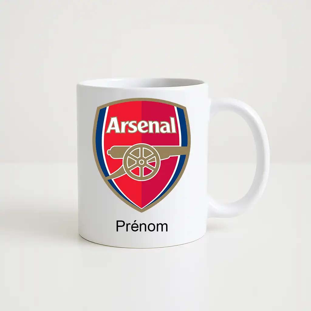 Mug blanc de 330 ml avec le logo du club Arsenal, accompagné de l’inscription "Prénom" personnalisable en dessous.
