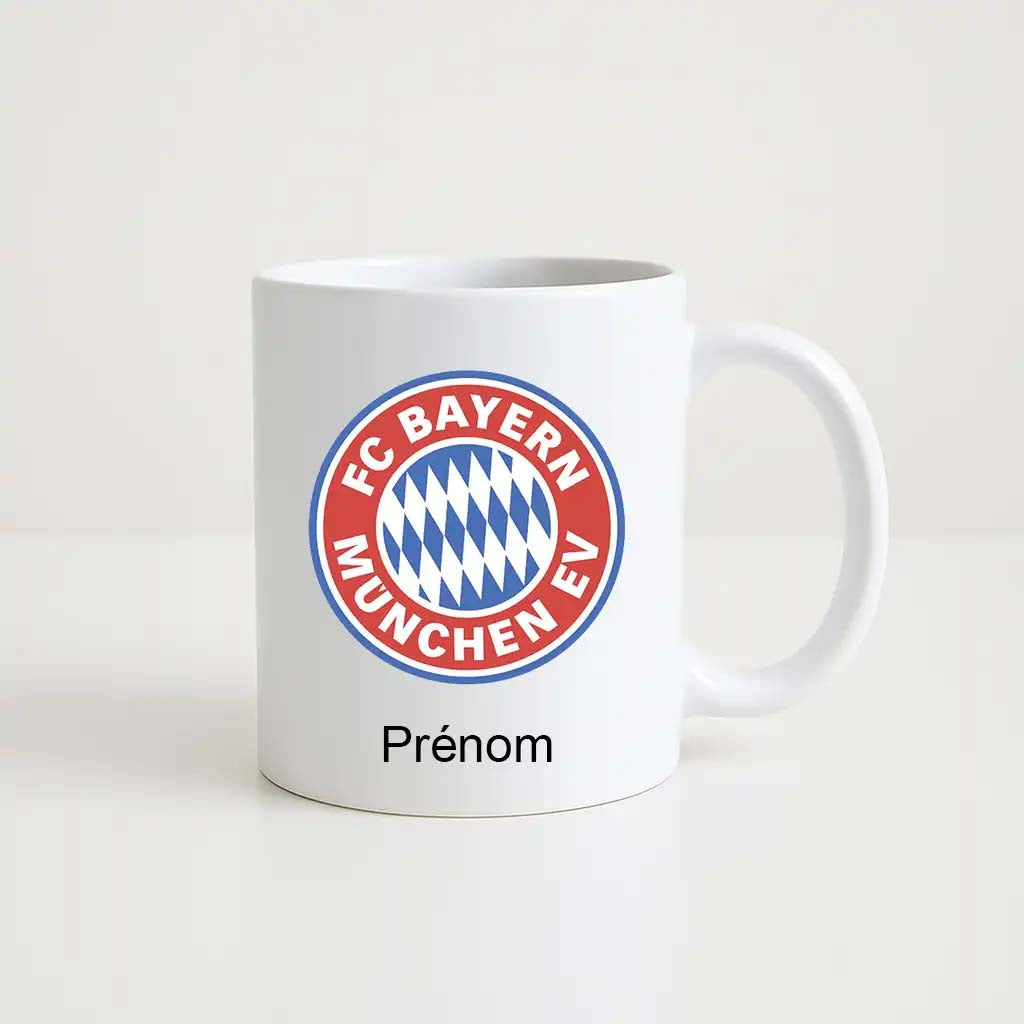 Mug blanc de 330 ml avec le logo du club Bayern Munich, accompagné de l’inscription "Prénom" personnalisable en dessous.