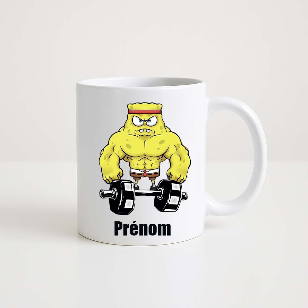 Tasse blanche 330 ml avec illustration humoristique de Bob l’Éponge musclé soulevant une barre de musculation, personnalisable avec prénom, idée cadeau fun et fitness.