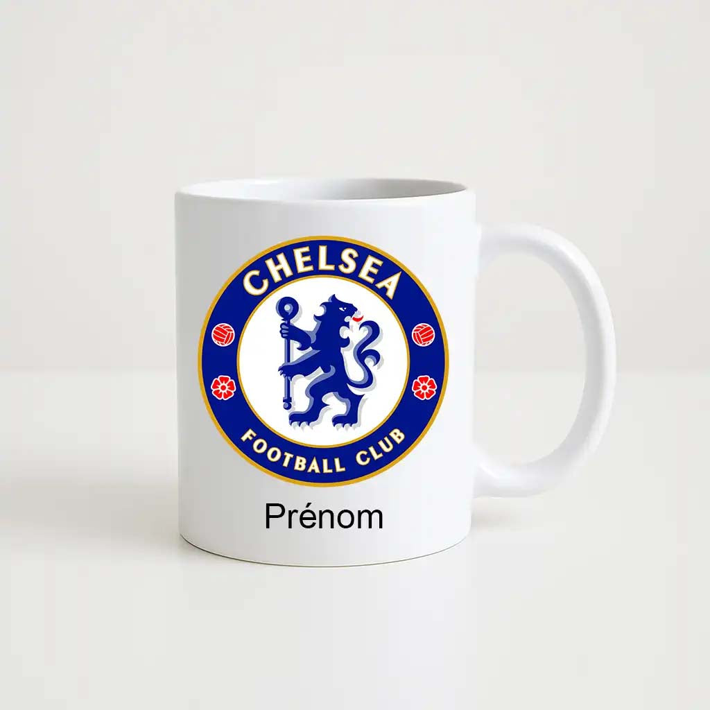 Mug blanc de 330 ml avec le logo du club Chelsea, accompagné de l’inscription "Prénom" personnalisable en dessous.