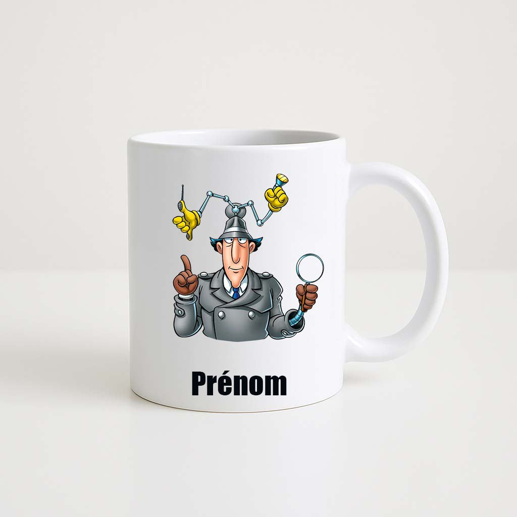 Mug blanc 330ml avec Inspecteur Gadget, détective au chapeau et gadgets, espace pour un prénom personnalisable.