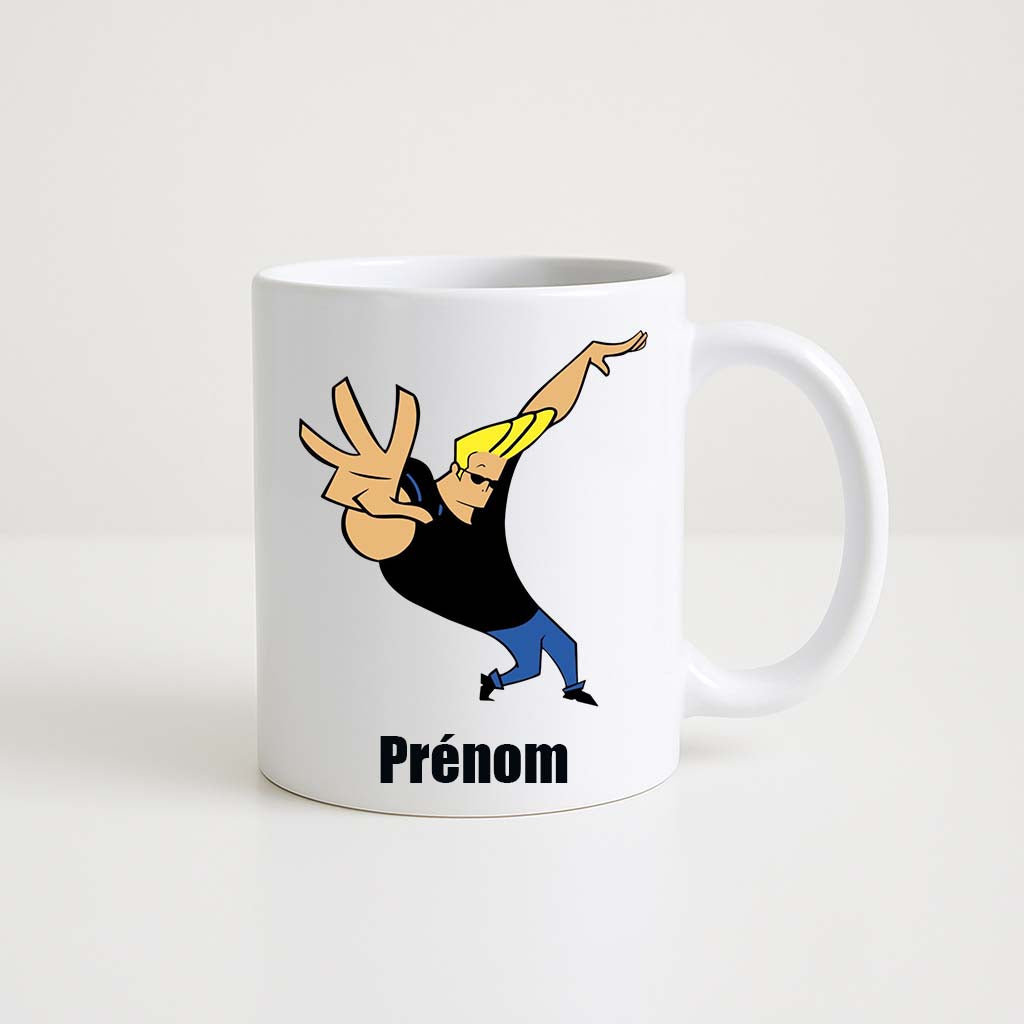 Mug blanc 330ml avec Johnny Bravo, musclé aux lunettes de soleil, espace pour un prénom personnalisable.