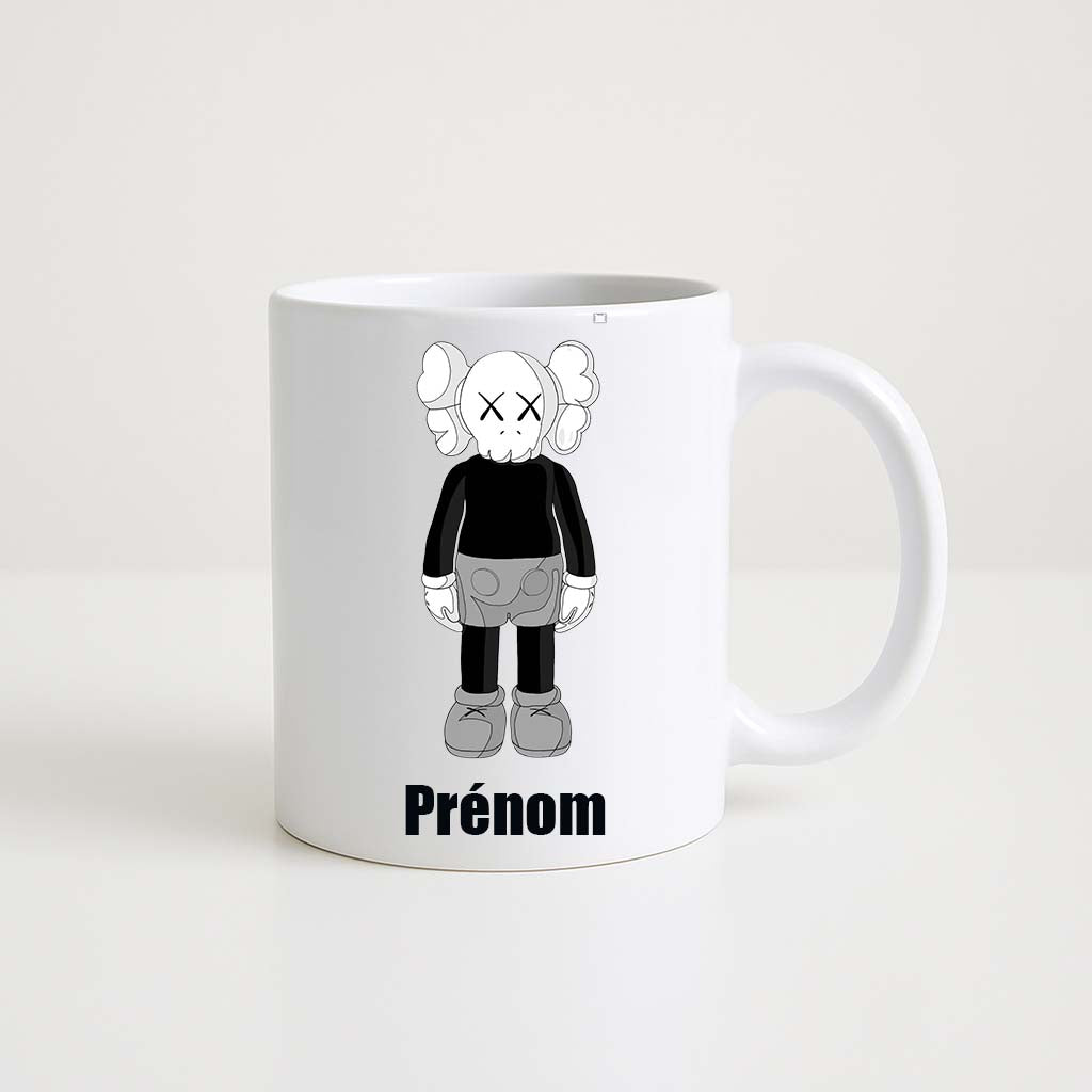 Mug blanc 330ml avec KAWS Companion, crâne gant sur yeux, espace pour un prénom personnalisable.