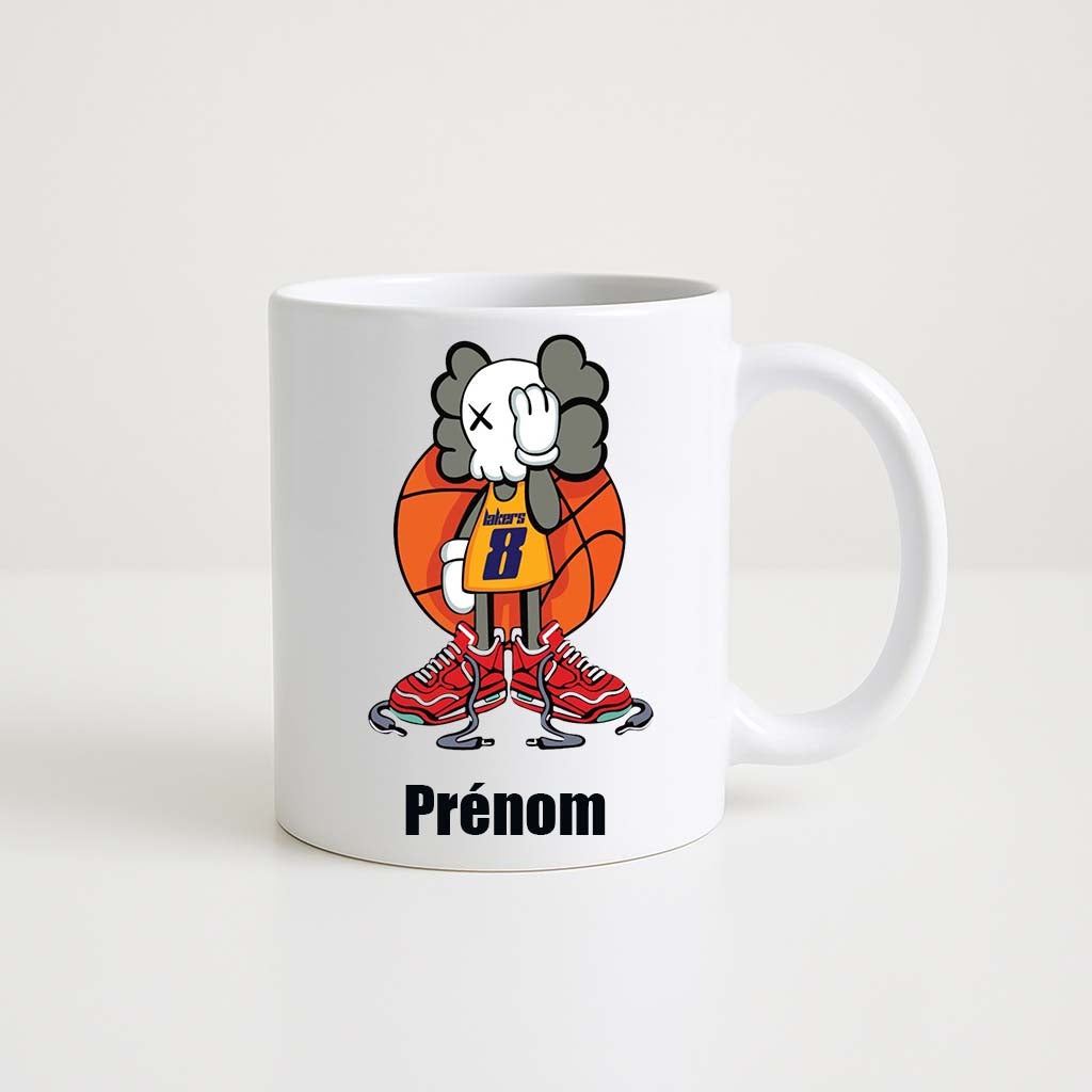 Mug blanc 330ml avec KAWS Companion crâne gant sur yeux, maillot Lakers et ballon basket, espace pour un prénom personnalisable.