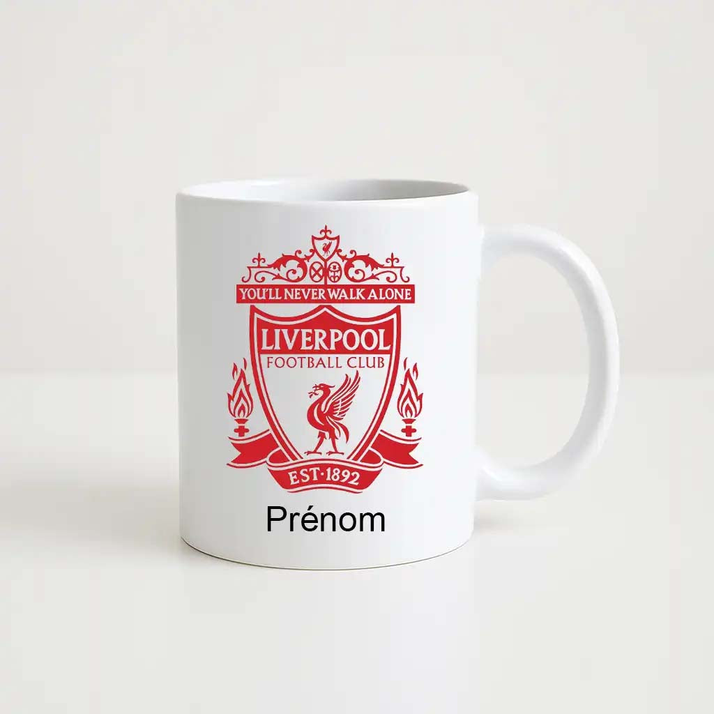Mug blanc de 330 ml avec le logo du club Liverpool, accompagné de l’inscription "Prénom" personnalisable en dessous.