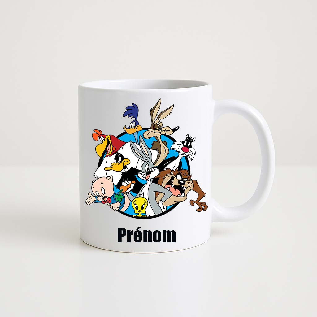 Mug blanc 330ml avec toute la famille Looney Tunes (Bugs, Daffy, Porky, Tweety, Taz, Road Runner), espace pour un prénom personnalisable.
