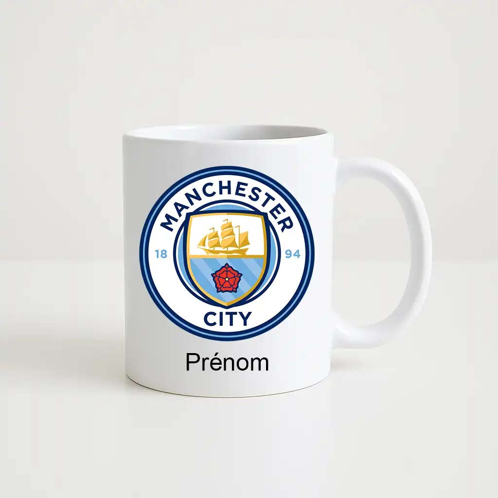 Mug blanc de 330 ml avec le logo du club Manchester City, accompagné de l’inscription "Prénom" personnalisable en dessous.