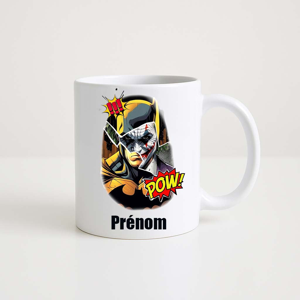 Mug blanc 330ml avec visage fusionnant Batman et Joker, masque sombre et sourire dément, espace pour un prénom personnalisable.