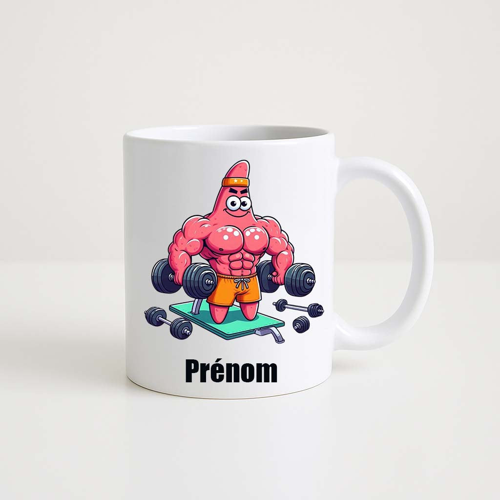 Mug blanc 330ml avec Patrick, étoile de mer musclée aux biceps, espace pour un prénom personnalisable.