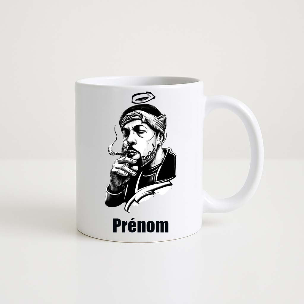 Mug blanc 330ml avec Redman, rappeur au bandeau et cigarette avec halo, espace pour un prénom personnalisable.