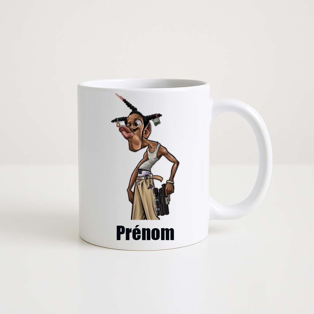 Mug blanc 330ml avec personnage comique de Spoof Movie, look excentrique et accessoires délirants, espace pour un prénom personnalisable.