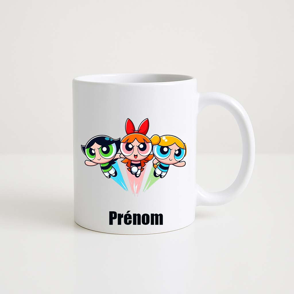 Mug blanc 330ml avec Pétunia, Belladonna et Bulledair des Supers Nanas en pose héroïque, espace pour un prénom personnalisable.