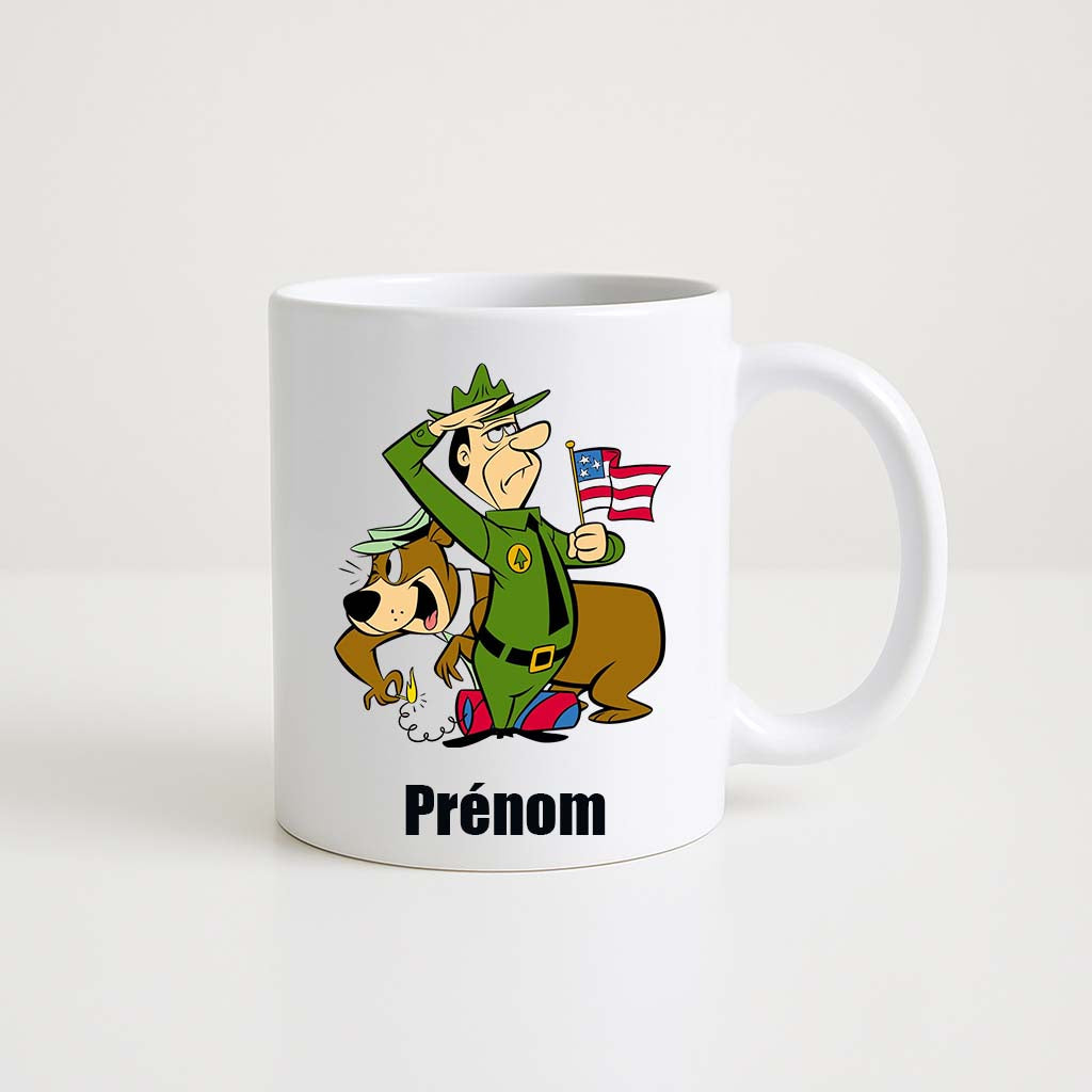 Mug blanc 330ml avec Yogi Bear, ours malin en cravate verte avec panier, espace pour un prénom personnalisable.