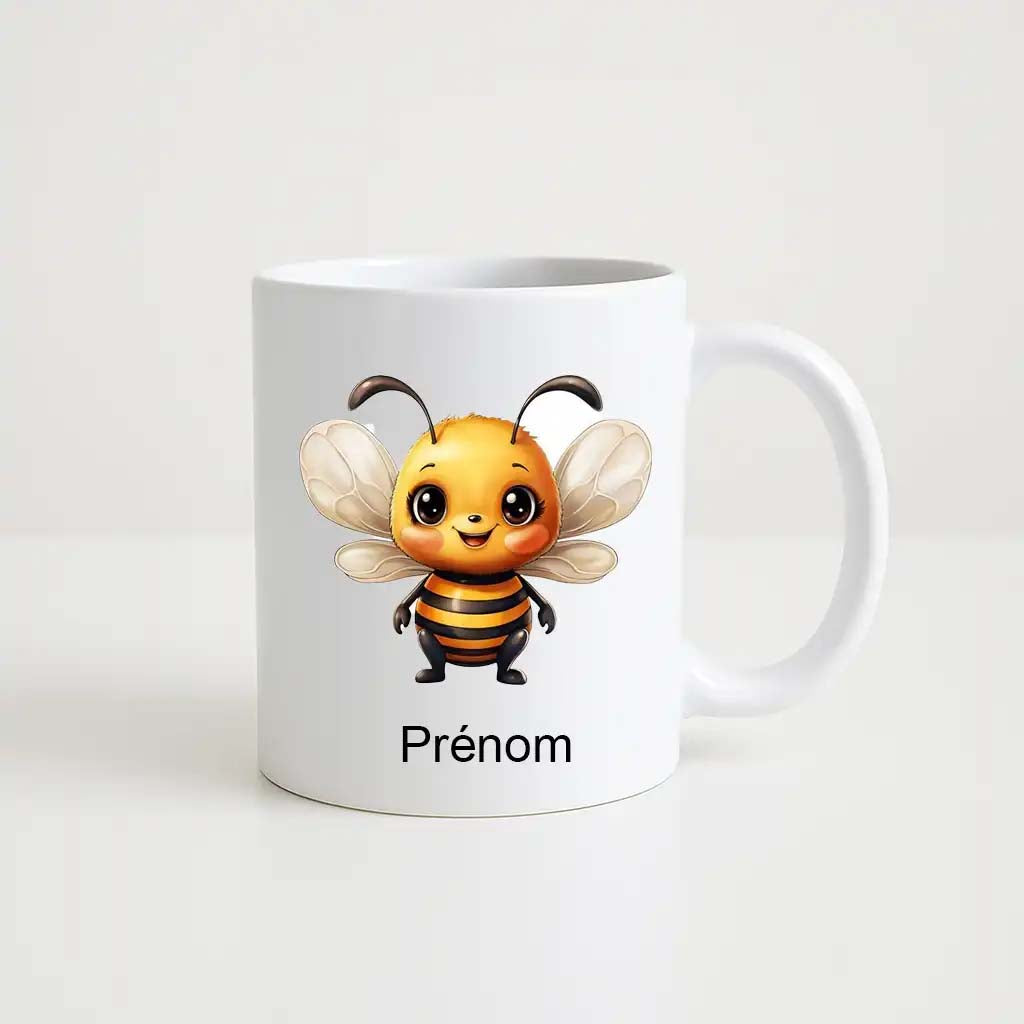 Mug blanc avec une illustration mignonne d’abeille souriante et personnalisable avec un prénom.