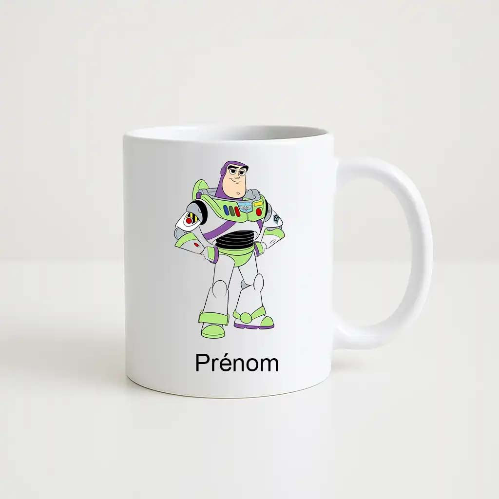 Mug blanc 330ml avec illustration de Buzz l’Éclair (Toy Story), debout bras croisés, et prénom personnalisable en bas.