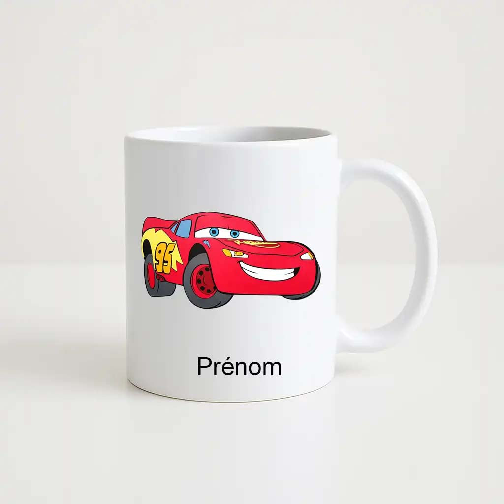 Mug blanc 330ml avec illustration de Flash McQueen (voiture rouge) et prénom personnalisable en dessous.