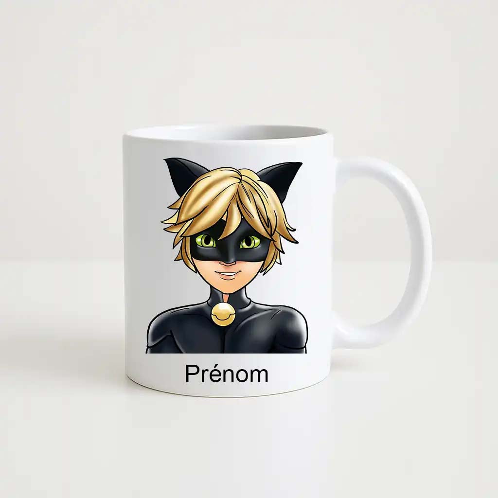 Mug blanc avec illustration stylisée de Chat Noir (Miraculous) en costume noir, oreilles de chat et masque, avec espace personnalisable pour prénom