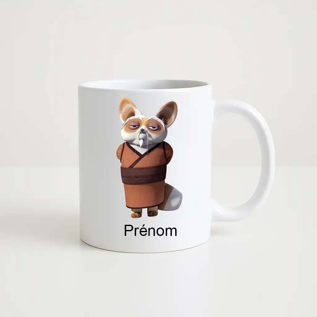 Mug blanc 330ml avec illustration cartoon de Maître Shifu de Kung Fu Panda et texte personnalisable “Prénom”.