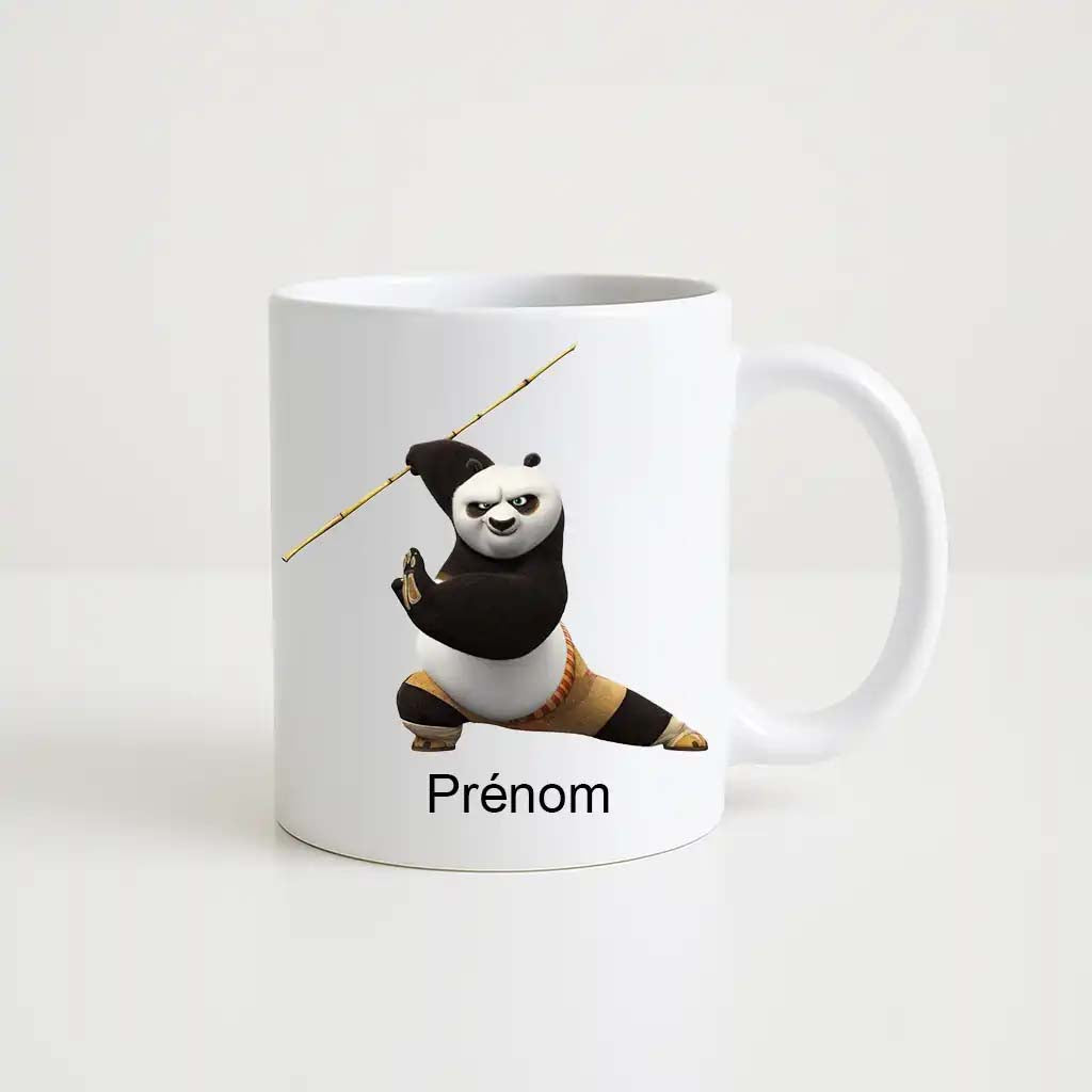 Mug blanc 330ml personnalisé avec Po de Kung Fu Panda en position de combat avec un bâton, et texte “Prénom” en dessous.