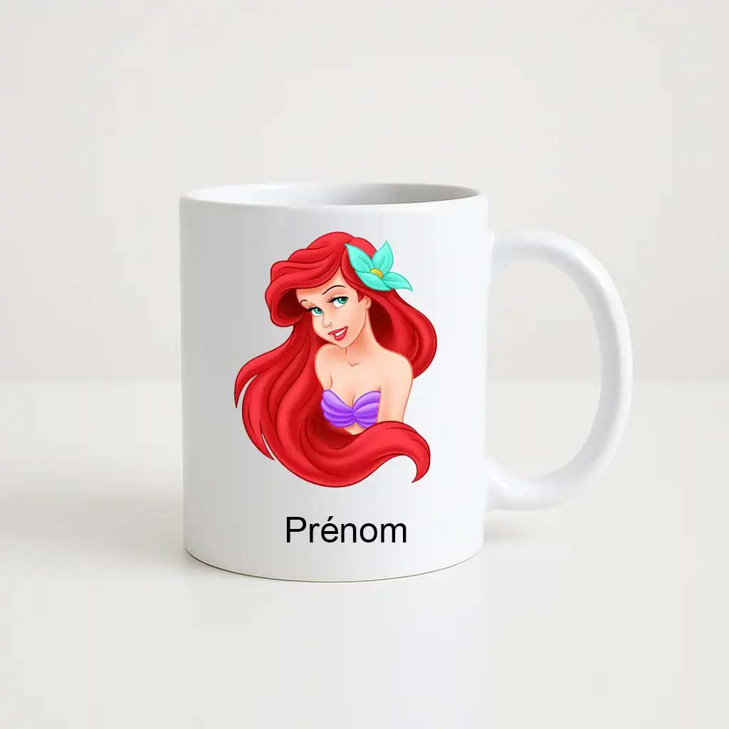 Mug blanc 330ml avec illustration d’Ariel la petite sirène, cheveux rouges, coquillage violet et prénom personnalisable en dessous.