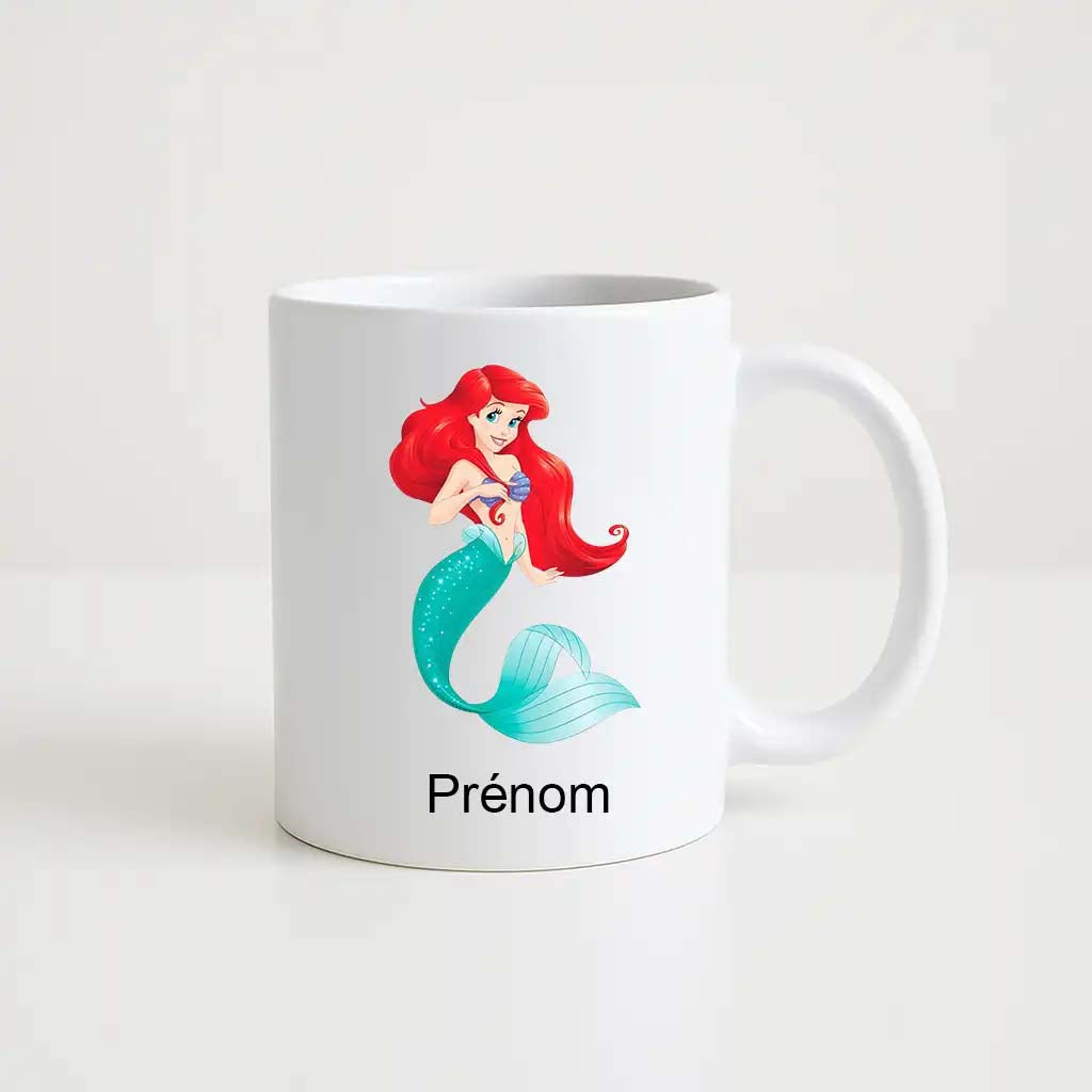Mug blanc 330 ml avec Ariel, la petite sirène en version complète avec queue turquoise scintillante, cheveux rouges et prénom personnalisable.