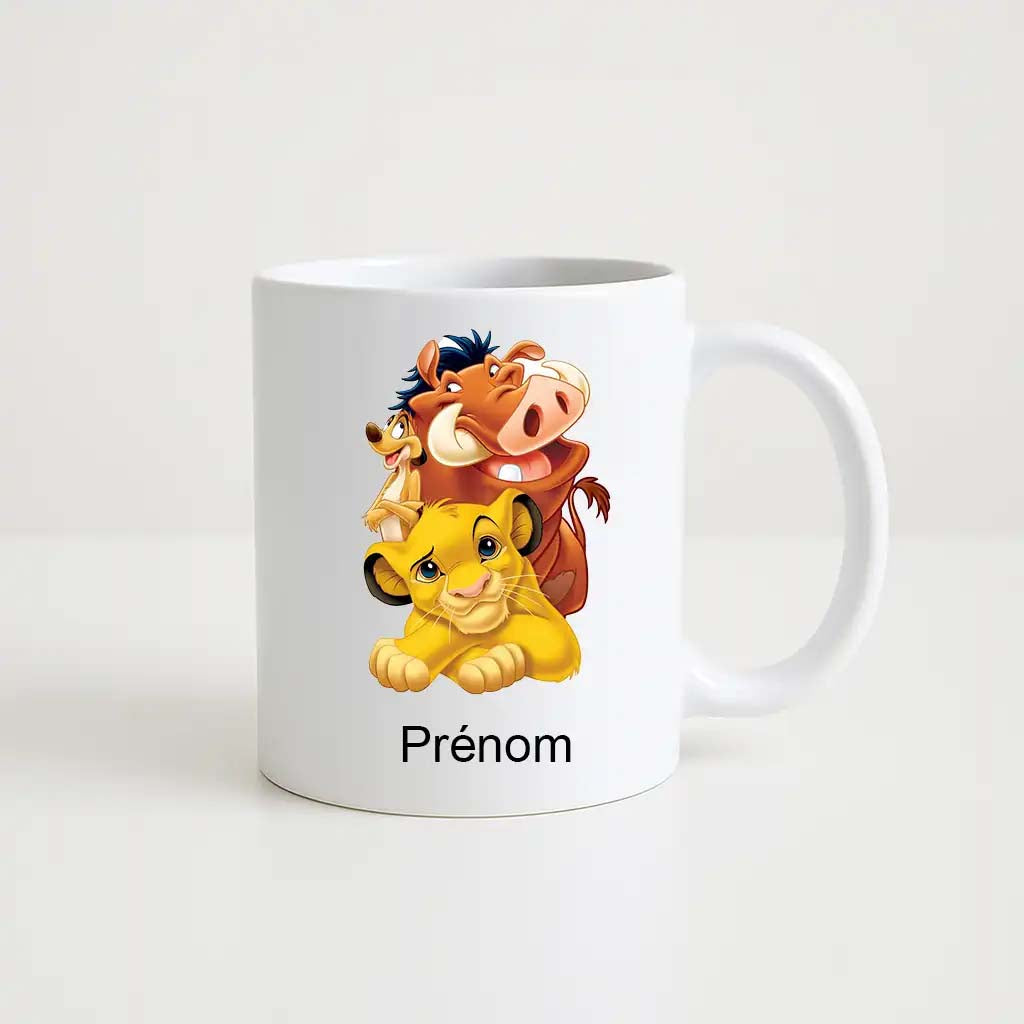 Mug blanc personnalisé Le Roi Lion avec Simba, Timon et Pumbaa, accompagné d’un prénom au-dessous de l’illustration.